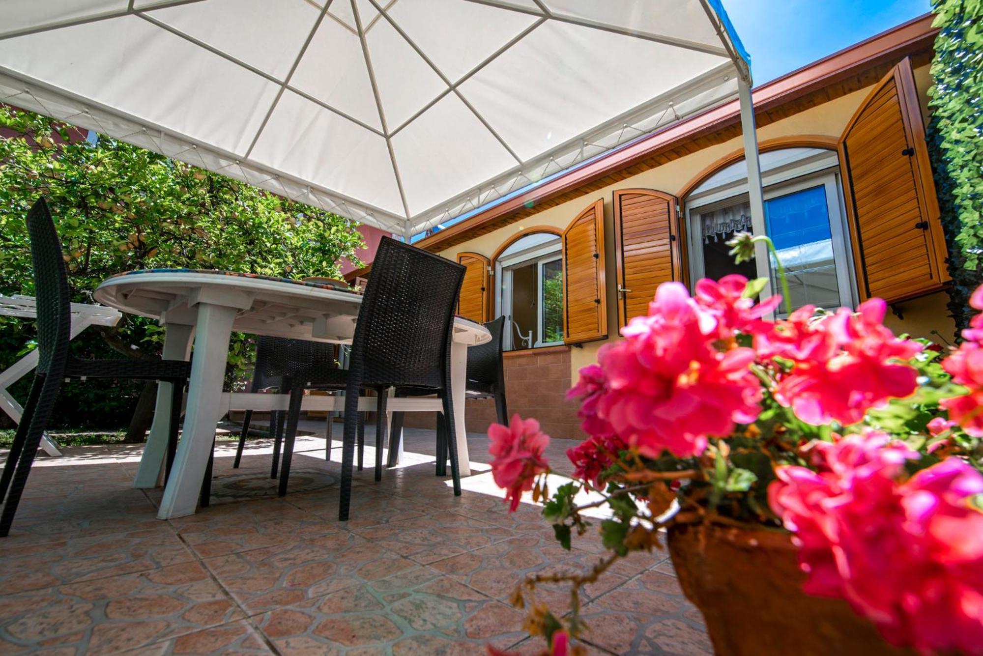 Villa Del Papiro Charme Apartments 阿沃拉 外观 照片