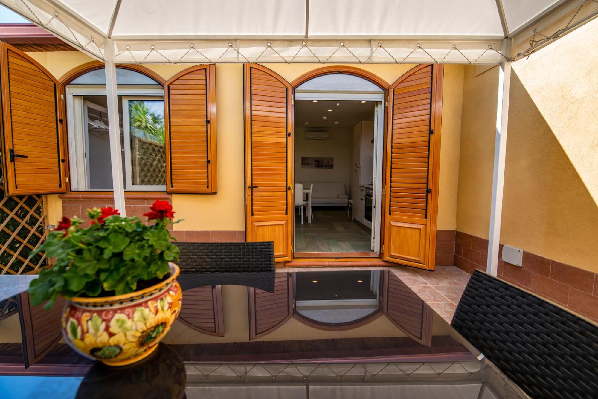 Villa Del Papiro Charme Apartments 阿沃拉 外观 照片